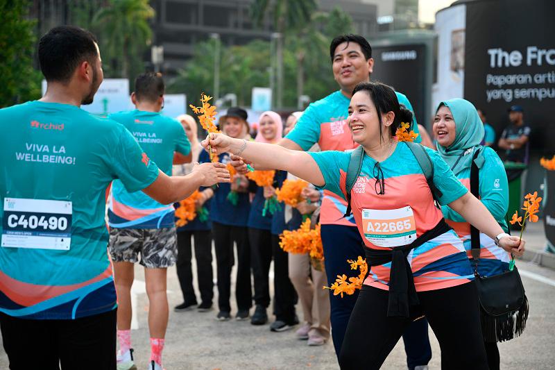 $!Orchid flower give-away: PETRONITA President Puan Sri Jemilia Md Jelas and PETRONAS President and Group CEO, Tan Sri Tengku Muhammad Taufik welcomed among finishers in the race.