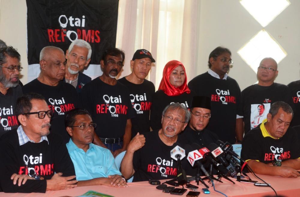 Otai Reformis chairman Dr Idris Ahmad (seated behind the microphones) at a press conference.