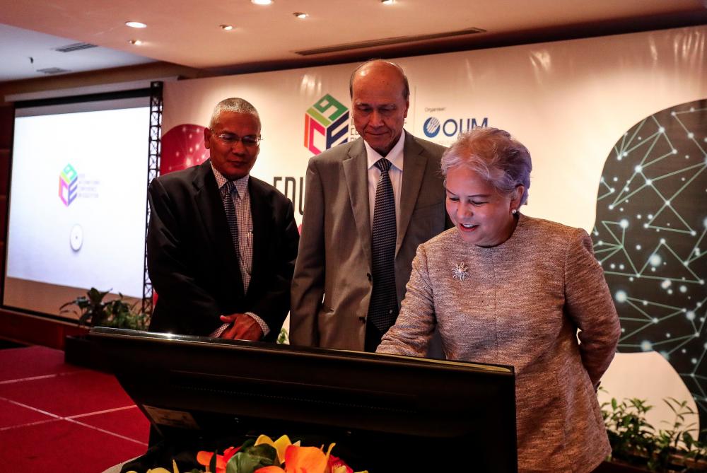 From left: Dr Mansor, chairman of OUM’s Board of Governors Tan Sri Lee Lam Thye and Jeanne.