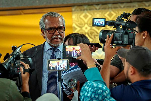 Mohamed Shafee Abdullah, right, lawyer of former Prime Minister