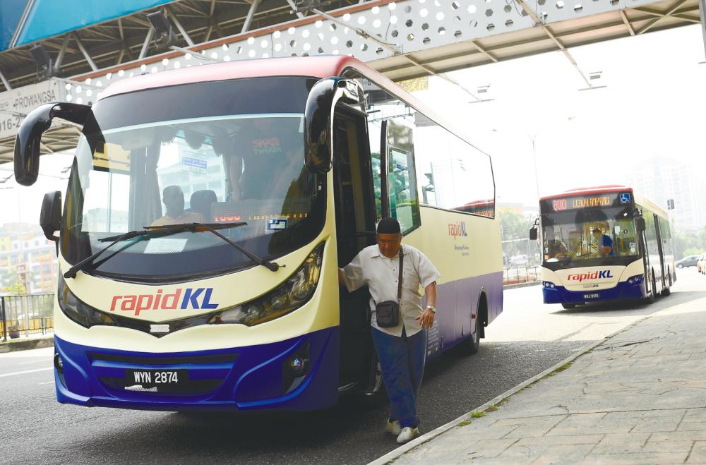 Ministers and elected representatives should catch the bus to work once a month. – Bernamapix