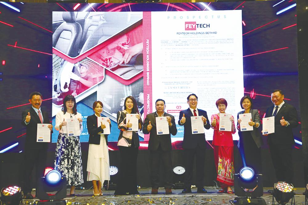 From left: Feytech Holdings independent non-executive director Leou Thiam Lai, AmInvestment Bank Bhd CEO Tracy Chen Wee Keng, Feytech Holdings executive director Tan Sun Sun, Go, independent non-executive chairman Datuk Mazlan Mohamad, executive director Go Yoong Chang, TA Enterprise Bhd managing director and CEO Datin Alicia Tiah, Feytech Holdings independent non-executive directors Lee Wan Ning, and Datuk Tan Yee Boon at the prospectus launch.