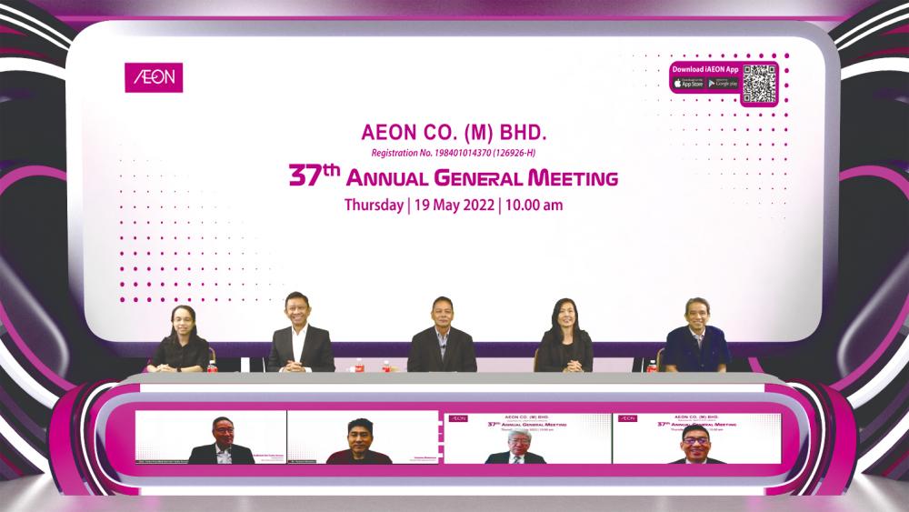 From top left: AEON chief financial officer Dr Grace Lee Hwee Ling, Shafie, chairman Datuk Iskandar Sarudin, company secretary Samantha Tai Yit Chan and independent non-executive director Abdul Rahim Abdul Hamid together with other board members during the virtual AGM.