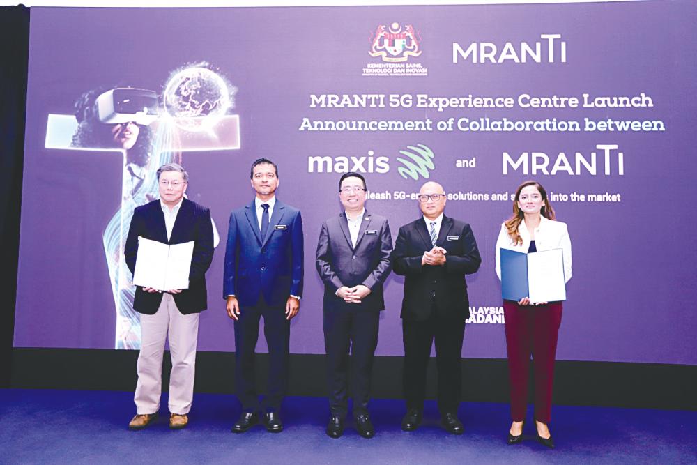 From left: Maxis CEO Goh Seow Eng, Mosti deputy secretary-general Datuk Dr Mohd Nor Azman Hassan, Chang, Mosti secretary-general Datuk Dr Amiruddin Hassim and Dzuleira at the launch.