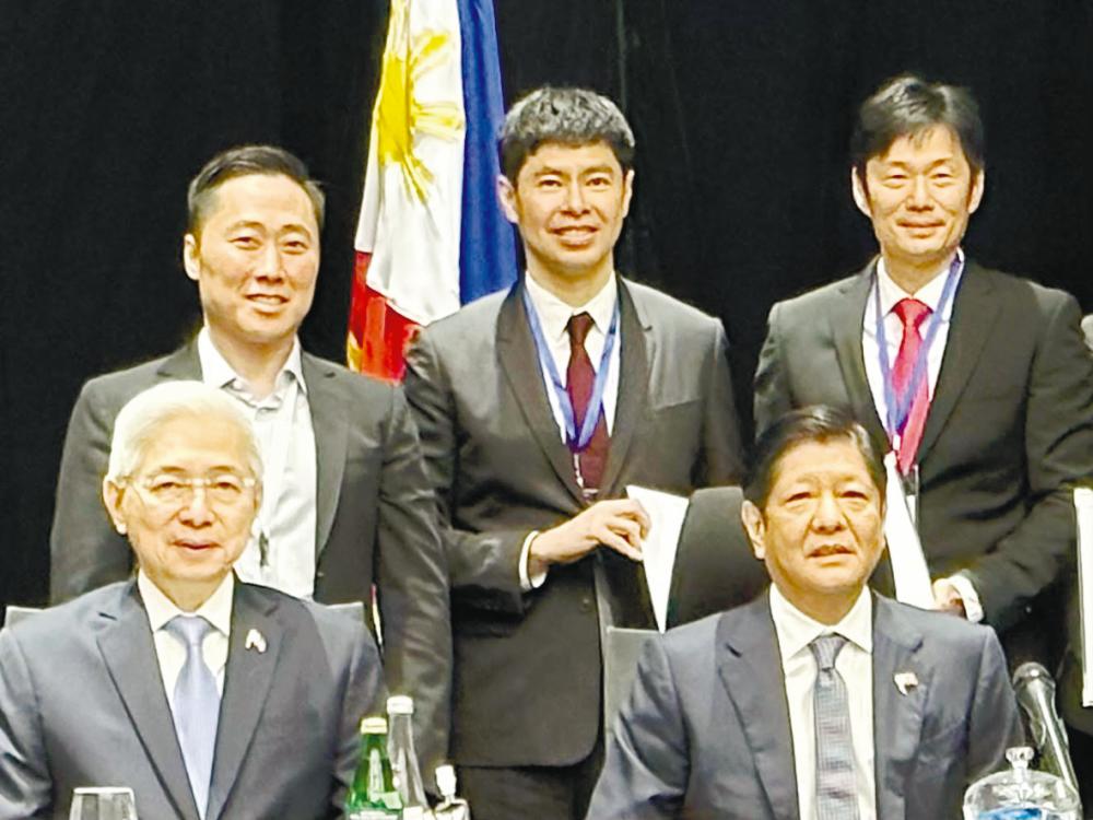 The signing of MyEG’s collaboration agreement to digitalise Philippines’ trade using Zetrix Blockchain was witnessed by Philippine President Ferdinand Marcos Jr (front, right) and Trade and Industry Secretary Alfredo Pascual (front, left).