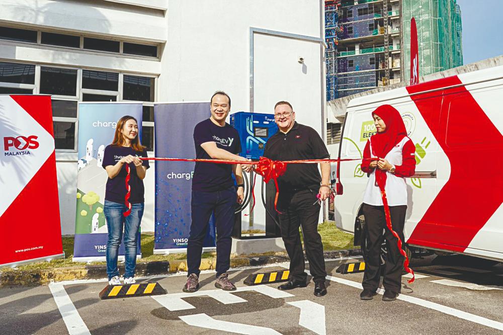 Barclay and Brewer launching the charging stations at Shah Alam Post Office.