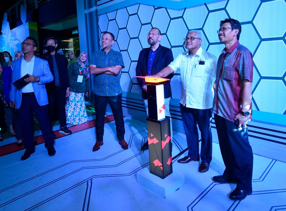 Johor Baru Mayor Datuk Mohd Noorazam Osman launching JLand’s new website at the virtual gallery showcase.