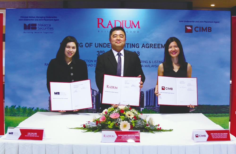 From left: Lim, Gan and CIMB Investment Bank group deputy CEO Nor Masliza Sulaiman at the underwriting ceremony.