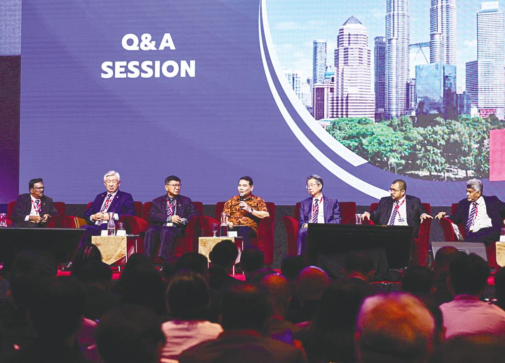 Rafizi speaking during a Q&amp;A session at the National Economic Forum 2023 yesterday. Also present are NCCIM deputy secretary general and forum organising committee chairman Datuk Gan Tack Kong (third from right) and Soh (third from left). – Bernamapic