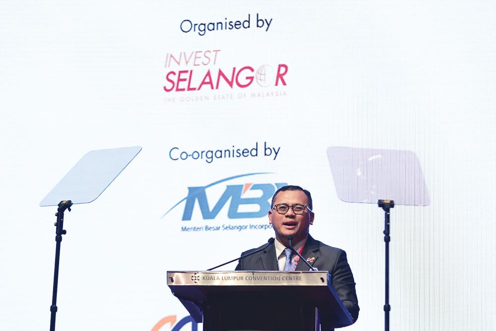 Amirudin delivering his keynote address at the Selangor Asean Business Conference 2023.