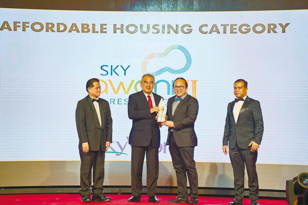 Malacca Governor Tun Dr Mohd Ali Mohd Rustam (second from left) and Lee (third from left) at the award ceremony.