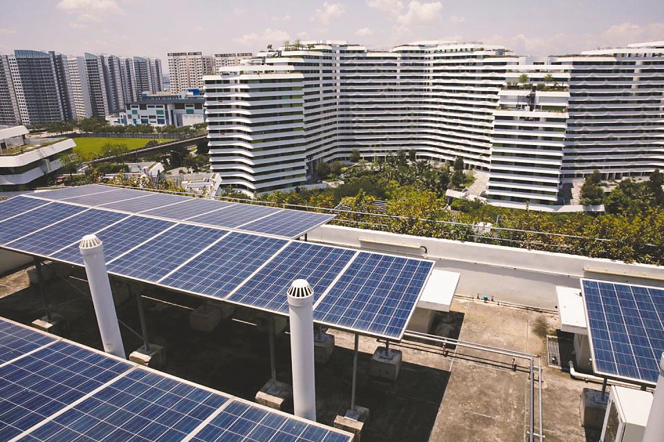 Solar panels on the roof of a public housing block in Singapore. The TNB-Sunseap collaboration will target, among others, clients such as RE100 companies and multinational corporations.– REUTERSPIX