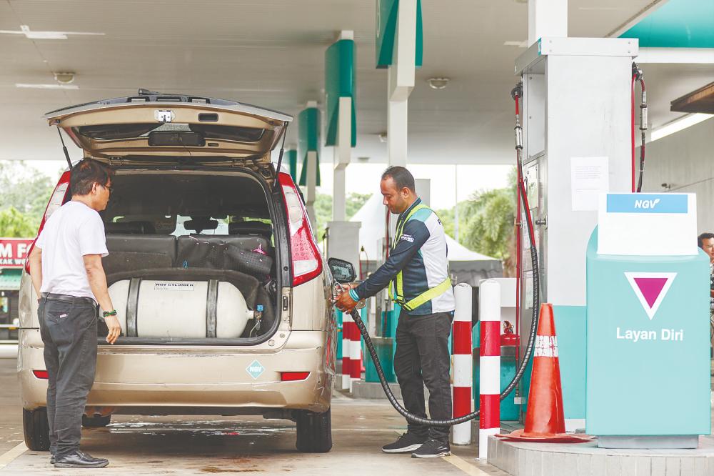 Motor vehicles powered by natural gas will no longer be allowed to be registered or licensed for use on Malaysian roads starting July 1, 2025. – BERNAMAPIC