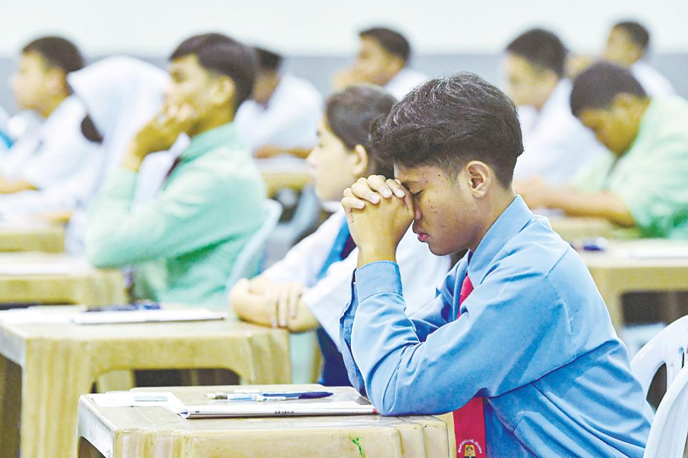 The pressure to excel in SPM can also heighten anxiety and stress levels. Without proper support systems, students may choose to avoid school altogether, leading to absenteeism among candidates. – BERNAMAPIC