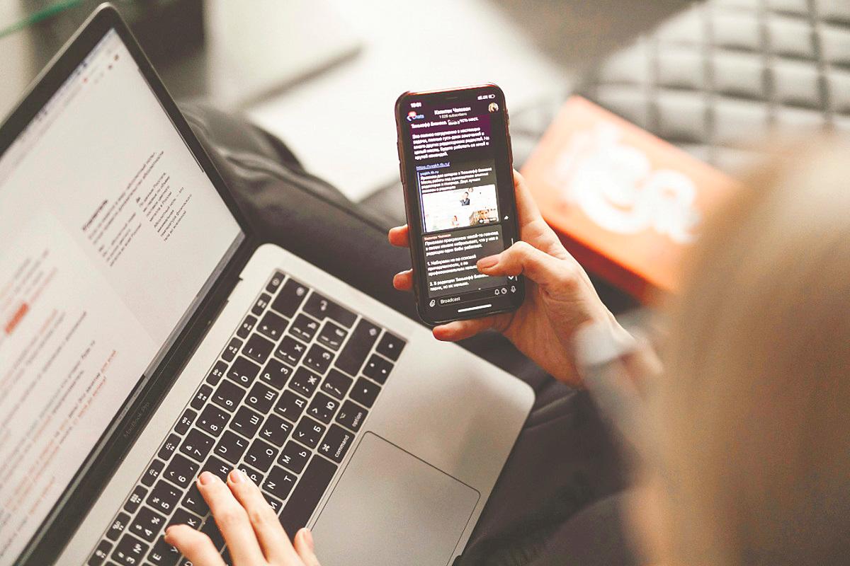 Instead of looking out at the world and engaging with people face to face, we are staring into screens, losing ourselves in curated images and carefully calculated feeds. – PHOTO BY UNSPLASH