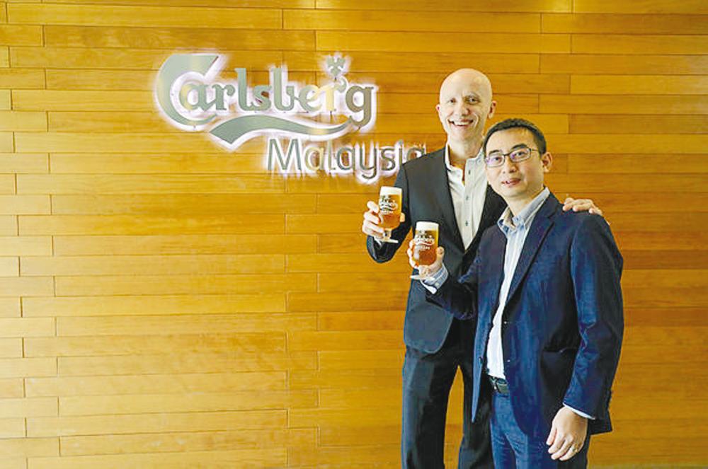 Clini (left) and Carlsberg Malaysia CFO Lim Chee Keat at the press conference last Friday. – Asyraf Rasid / theSun