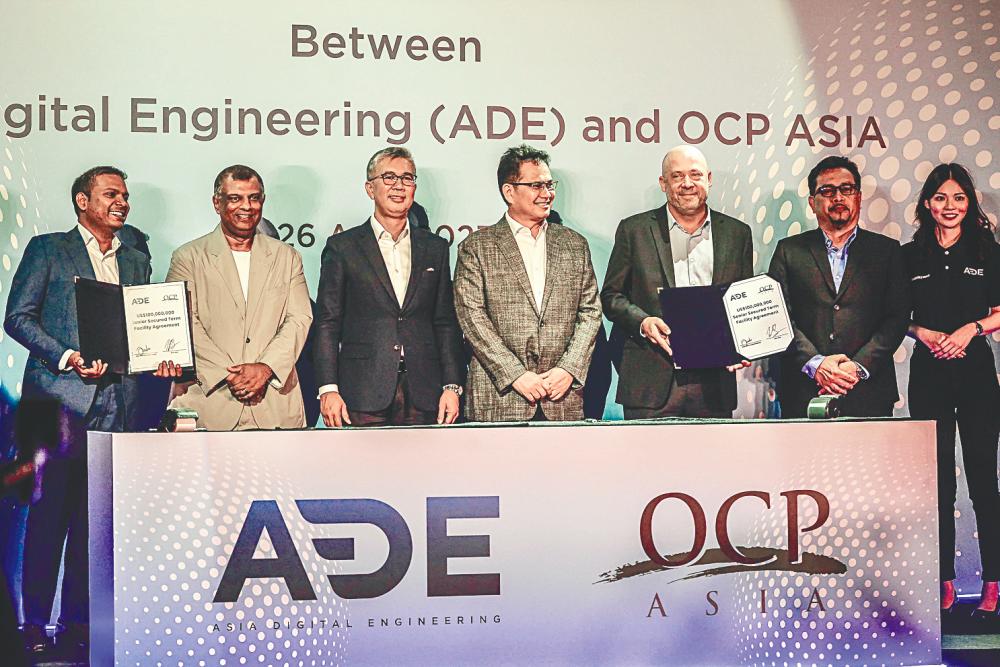 From left: Mahesh, Fernandes, Tengku Zafrul, ADE chairman Datuk Hisham Othman, OCP Asia founding partner Teall Edds and Civil Aviation Authority of Malaysia CEO Captain Norazman Mahmud at the signing ceremony.