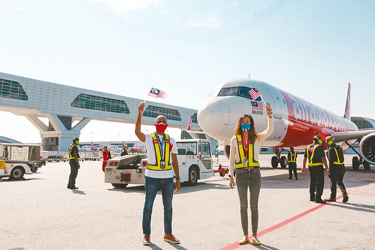 AirAsia president (airlines) Bo Lingam (left) and regional commercial head Tan Mai Yin flagging off the airline’s inaugural flight to Langkawi from klia2.