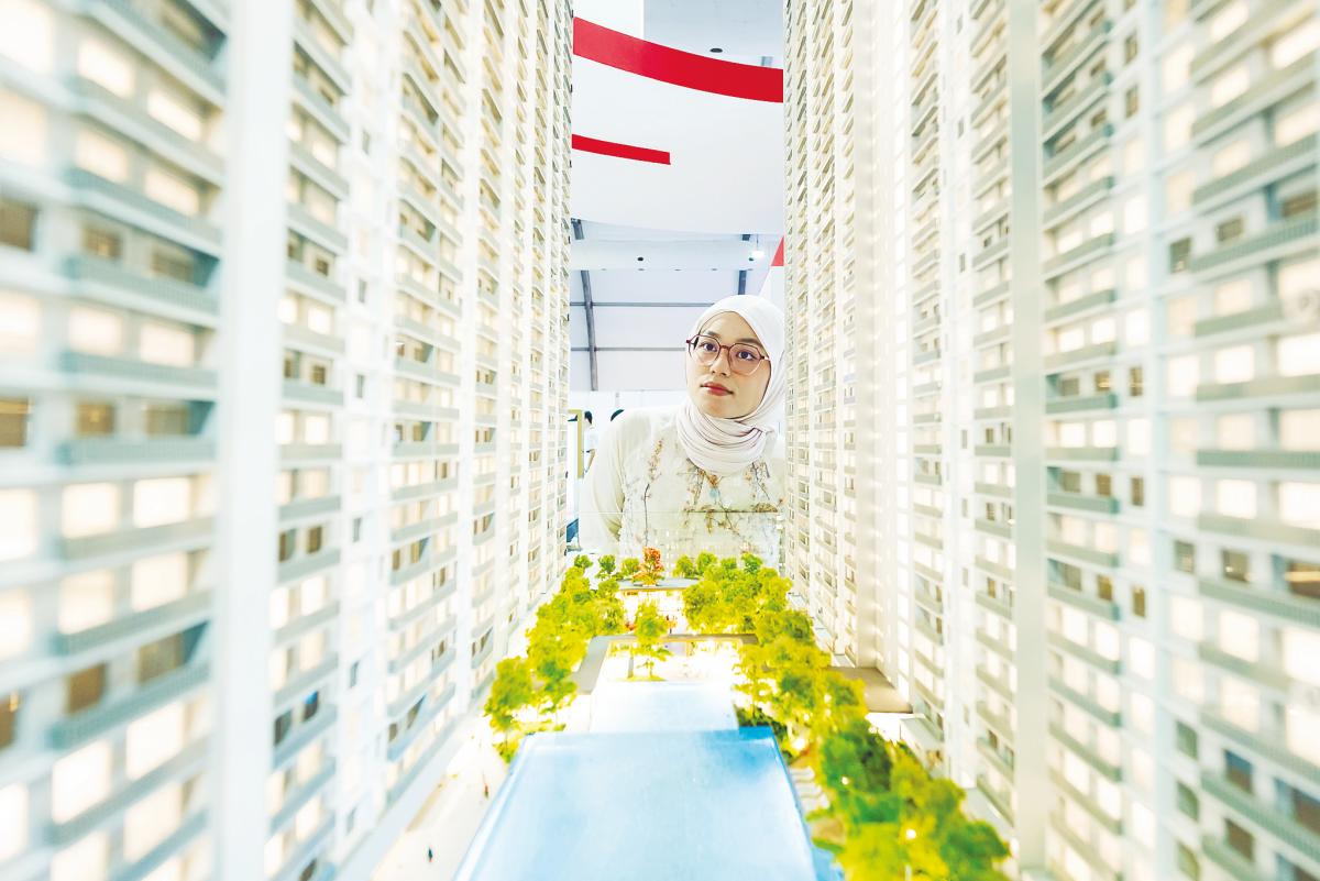 Visitor Nur Aimi Aliah Mohd Yusoff looking at models of residential units on display in conjunction with Architecture, Interior Design and Building Exhibition 2025 on Wednesday. PropertyGuru’s head of real estate intelligence says buyers are gravitating towards more affordable, value‑driven homes. – Bernamapic