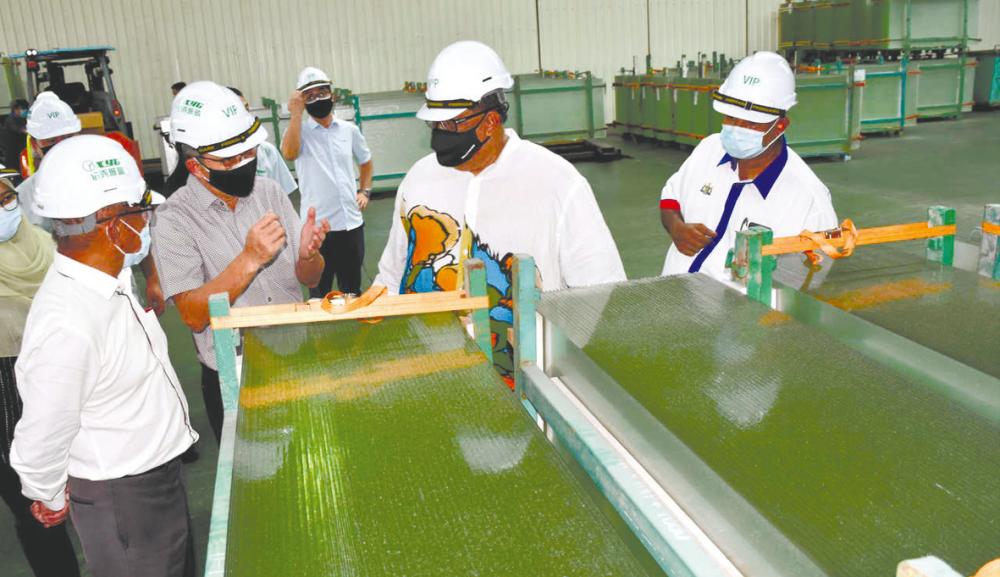 Ab Rauf (second from right) visiting the Xinyi Glass factory in Elkay Industrial Area, Lipat Kajang in Malacca yesterday.
