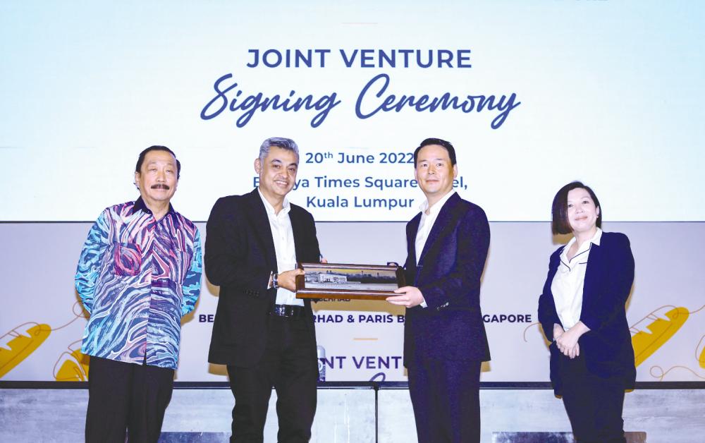 From left: Berjaya Corp Bhd founder and chairman Tan Sri Vincent Tan, Quays, SPC Group president Heo Jin-Soon and Lee at the signing ceremony. – HAFIZ SOHAIMI/THESUN