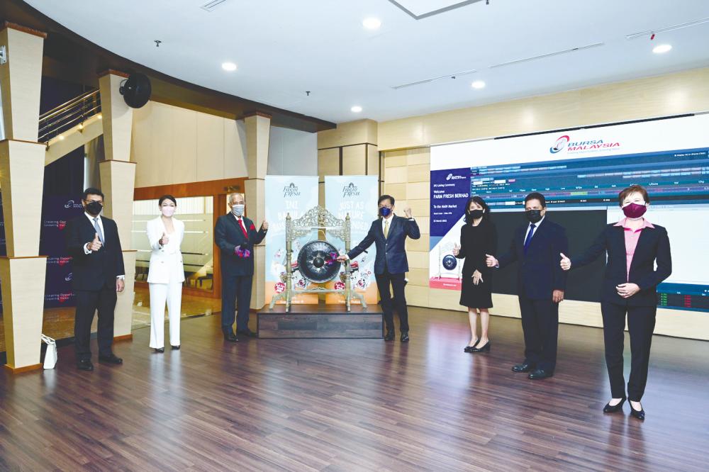 From left: Farm Fresh independent non-executive director Sukanta Kumar Dutt, non-independent non-executive director Serena Tan Mei Shwen, independent non-executive chairman Tan Sri Megat Najmuddin Megat Khas, Loi, Farm Fresh non-independent non-executive director Loi Foon Kion, independent non-executive director Datuk Quaza Nizamuddin A. Hassan Nizam and independent non-executive director Jocelyn Ng Lai Leng.