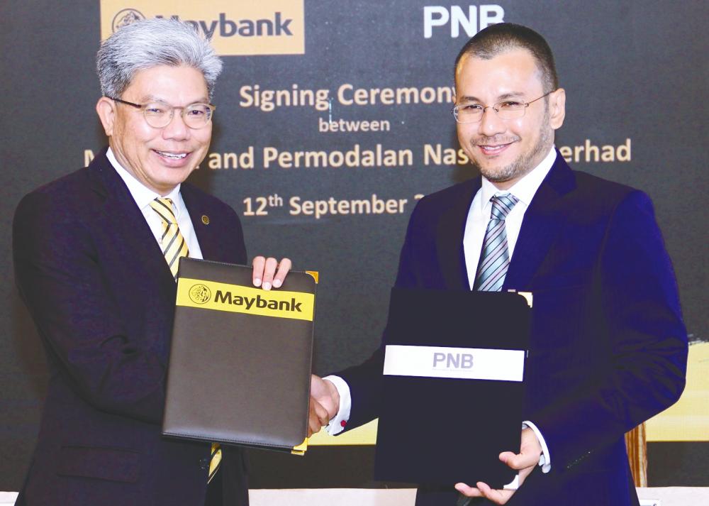 Khairussaleh (left) and Ahmad Zulqarnain at the signing ceremony.