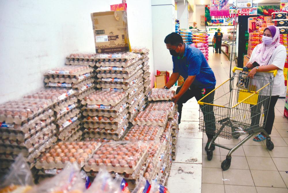 A man buying eggs in a store. The government is trying to support the economic recovery, keep costs manageable for businesses and ease inflationary pressures on consumers. – BERNAMAPIX