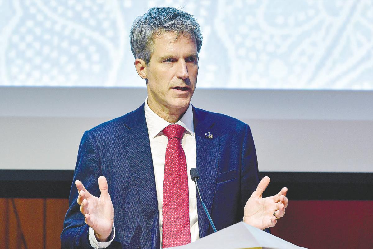 Daerr delivering his keynote address at the ‘Powering Resilience: EU-Malaysia Partnership in Turbulent Times’ forum at the Asia School of Business today. – Bernamapic