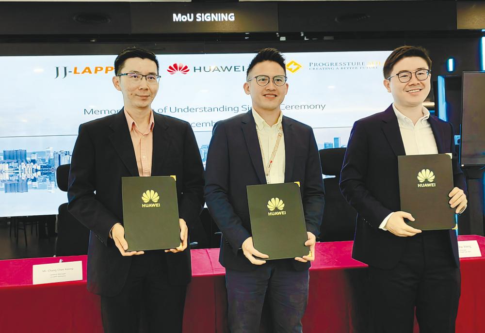 From left: JJ-LAPP general manager Chang Chee Keong, Chong and Ng at the MoU-signing ceremony.