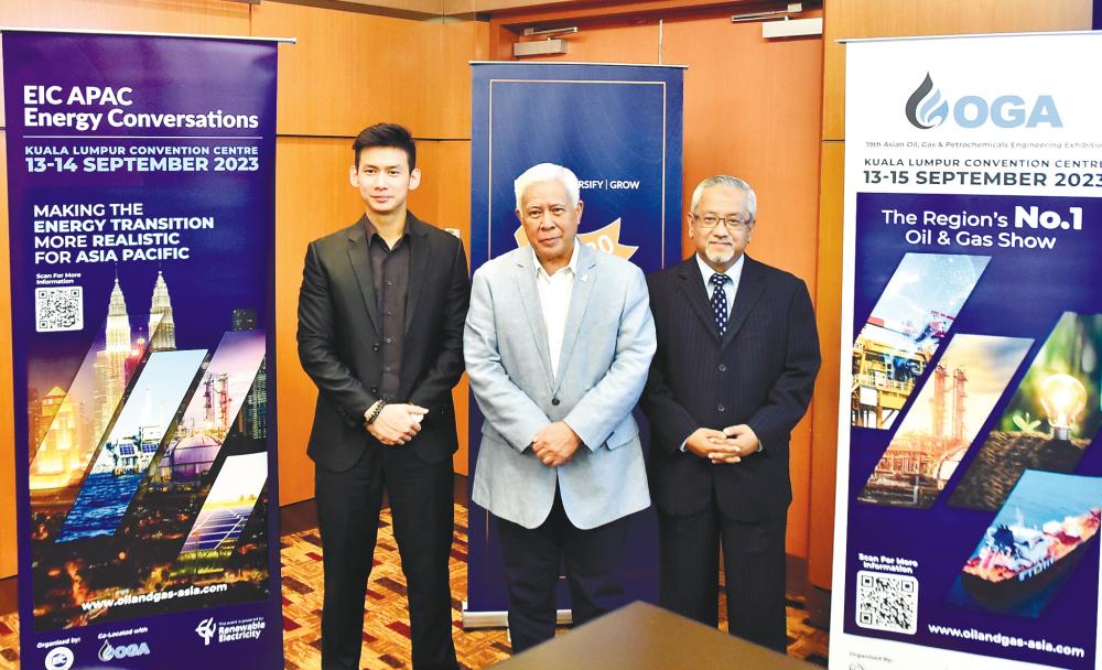 From left: Yeow, Informa markets Malaysia co-chairman General Tan Sri Panglima Mohd Azumi Mohamed (rtd) and Azman at the event. – SYAZMANKAMAL/ THESUN