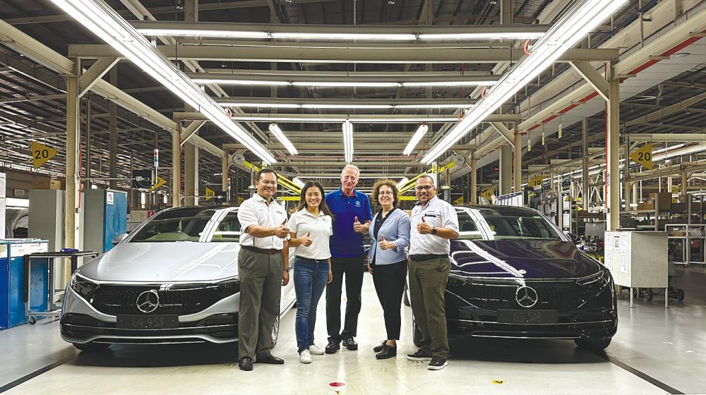 From left: Hicom Automotive Manufacturers (Malaysia) Sdn Bhd general manager Noor Reizman Mohamad, Zhang, Lettner, Mercedes-Benz Cars Malaysia chief financial officer Aleksandra Lukasiak, and Hicom Automotive Manufacturers (Malaysia) Sdn Bhd CEO Ismail Pandak celebrating a production milestone at Mercedes-Benz Malaysia’s Pekan production plant.