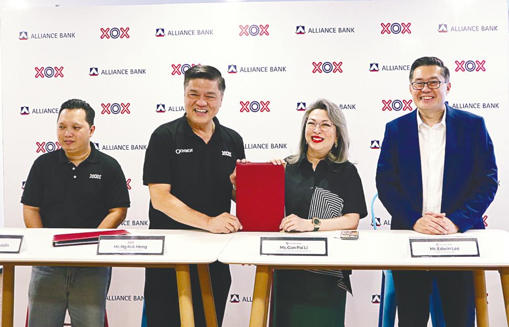 Ng (second from left) with Gan (second from right) at the MoU signing ceremony.