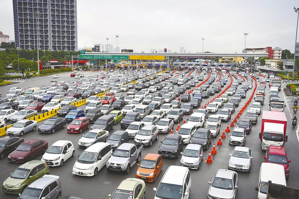 Heavy traffic along a stretch of the Lebuhraya Damansara Puchong. The government is offering RM2.75 billion to take over Litrak’s LDP and Sprint Highway. – BERNAMAPIX