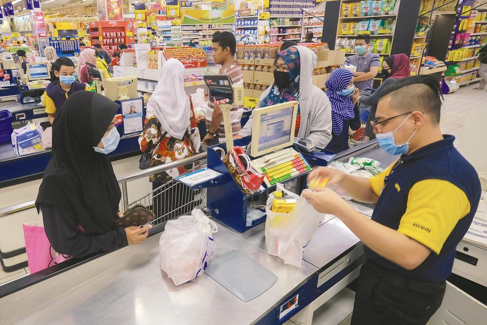 Retail Group says it is hard to estimate the impact from the prolonged Covid-19 pandemic on the retail industry. – BERNAMAPIX