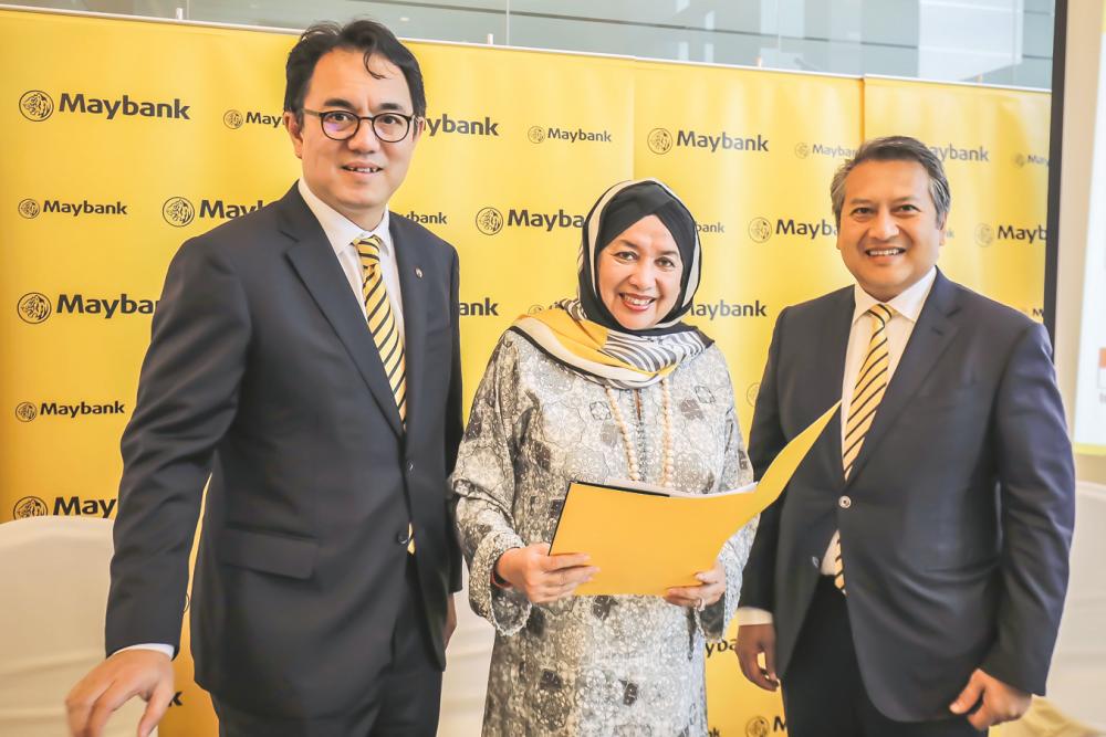 From left: Farid, Maybank chairman Datuk Mohaiyani Shamsudin and group CFO Datuk Amirul Feisal Wan Zahir announcing the bank’s financial results in Kuala Lumpur. – ADIB RAWI YAHYA/THE SUN
