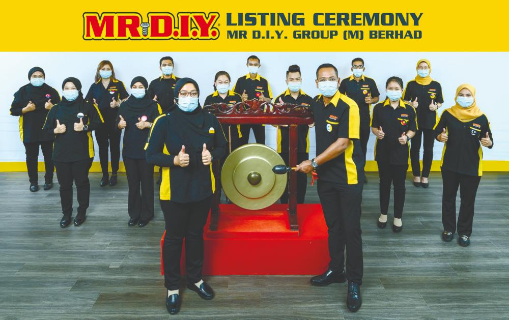 In a departure from convention, the virtual listing ceremony was officiated by 14 long-standing MR DIY employees.