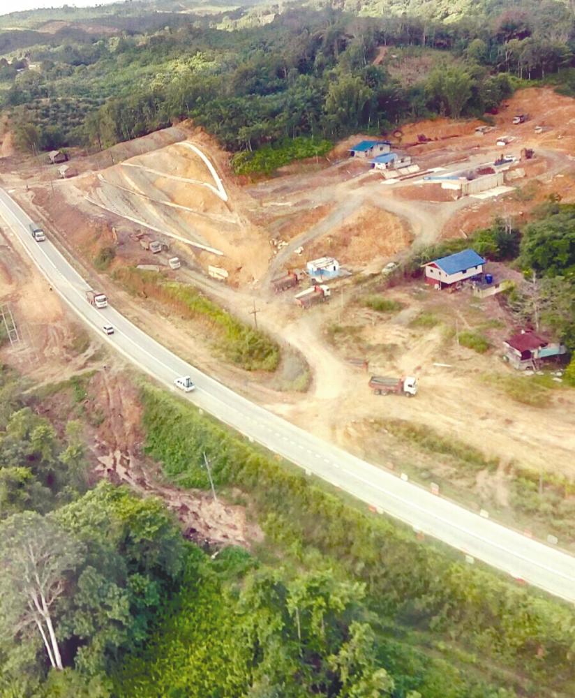 File picture of work in progress on the Simpang Nyabau-Simpang Bakun stretch of the Pan Borneo Highway. BERNAMAPIX