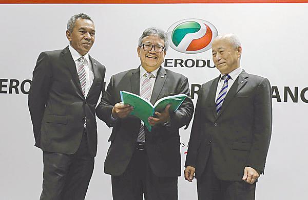 Zainal (centre), together with Perodua Sales Sdn Bhd managing director Datuk Dr Zahari Husin (left) and Perodua Auto Corp Sdn Bhd president Masanori Takahashi at the media briefing on Perodua’s first-half performance review. – ASYRAF RASID/THE SUN