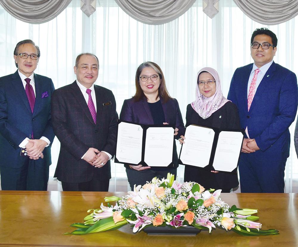 From left: Masidi, Hajiji, Dionysia, Hasliza and Tengku Taufik at the HoA signing ceremony.