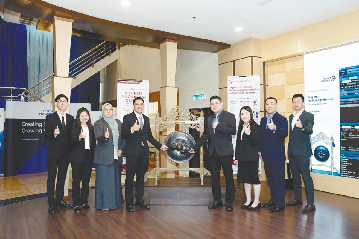 From left: Ping Edge Technology assistant finance manager Cheong Guo Feng, marketing manager Lim Wei Qi, sales manager Siti Farhana Sholehudin, Choong, Soh and finance manager Kor Huei Ching, TA Securities Holdings Bhd corporate finance head Dominic Seah and corporate finance vice-president Jason Chin Wai King at the listing ceremony.