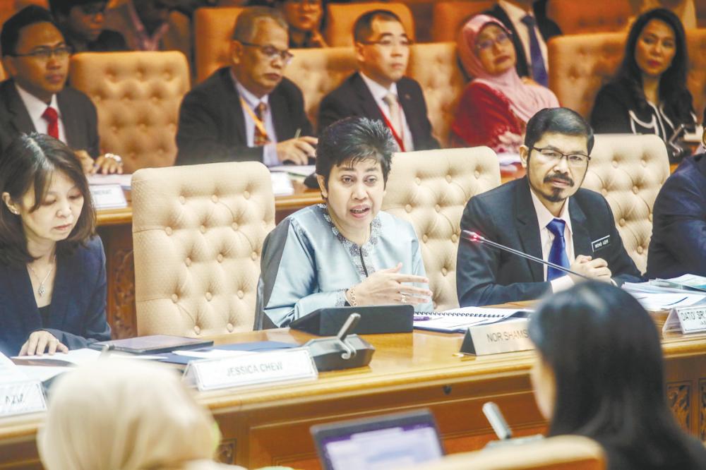 Nor Shamsiah announcing Malaysia’s first quarter economic performance today. – AMIRUL SHAFIQ MOHD DIN/THESUN