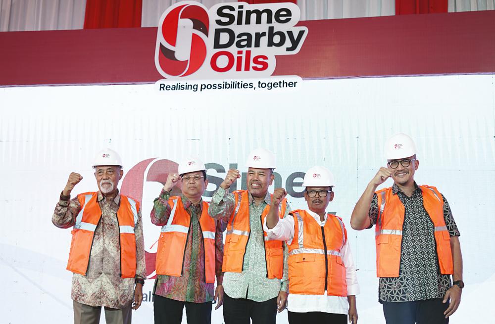 From left: Sime Darby Plantation chairman Tan Sri Megat Najmuddin Megat Khas, Sime Darby Oils chairman Datuk Seri Dr Nik Norzrul Thani Nik Hassan Thani, Sime Darby Plantation group managing director Mohamad Helmy Othman Basha, Regent of Simalungun representative Zonny Wilda and Mohd Haris at the ground-breaking ceremony of the plant.