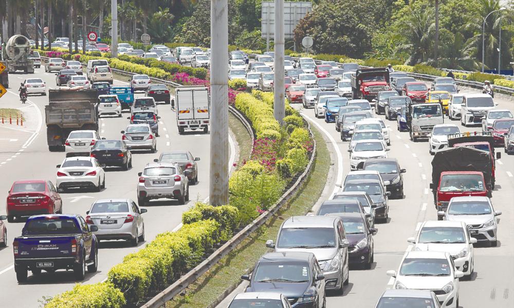 A study by KL City Hall found that motorists spend an average of 580 hours in traffic jams per year. – MASRY CHE ANI/THESUN