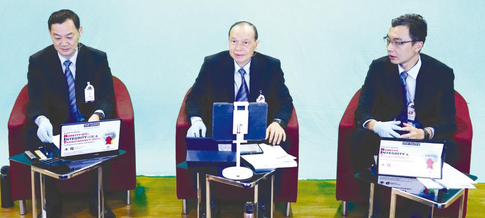 From left: Lim Cheong Guan, Lim Wee Chai and Ng, at the briefing on Top Glove’s financial results.