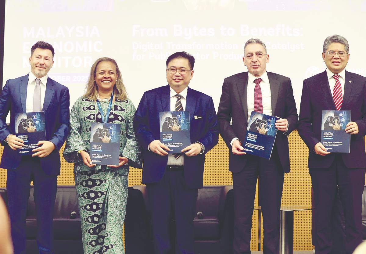 From left: World Bank senior public sector specialist, institutions, Dr Marco Larizza, country manager for Malaysia Judith Green, Digital Ministry secretary-general Fabian Bigar, Mustafaoglu and Bank Negara Malaysia deputy governor Datuk Marzunisham Omar presenting the latest World Bank Malaysia Economic Monitor Report. – Bernamapic