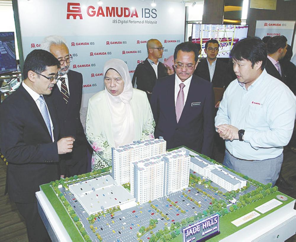 Zuraida visiting one of the booths after the launch of the National Housing Policy 2018-2025 ZULKIFLI ERSAL/THESUN