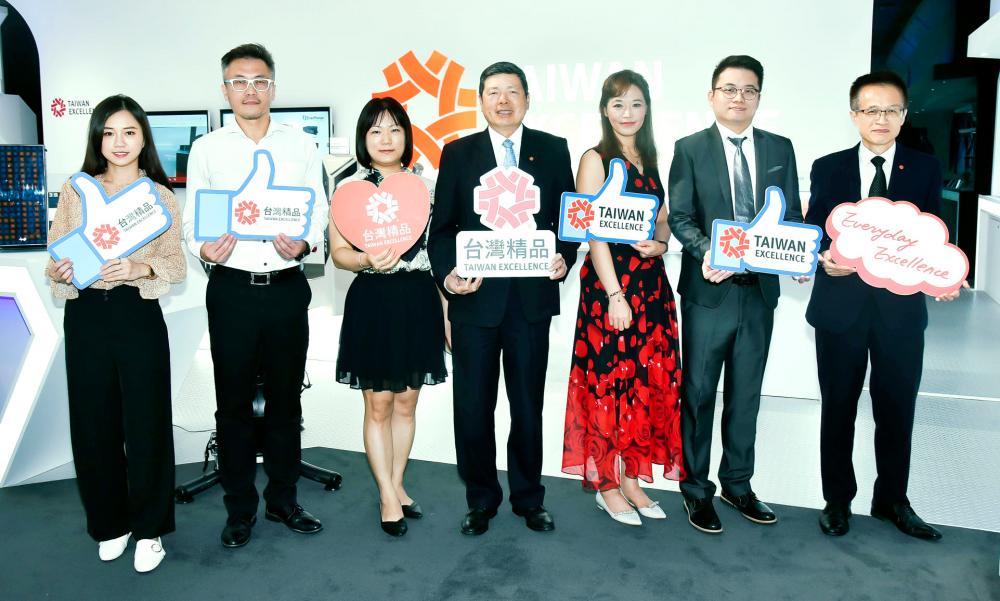 Yeh (centre), Bureau of Foreign Trade’s Chang Mei-Ming (third from left), Taitra executive director Mark Wu (far right) and representatives from Hua-Jie, Noodoe, Acer ITS and EverFocus.