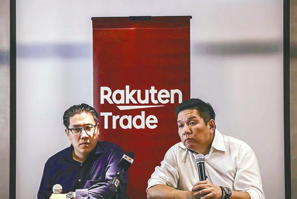Yee (right) and Rakuten Trade vice-president of research Vincent Lau at the press conference today. – ADIB RAWI/THESUN