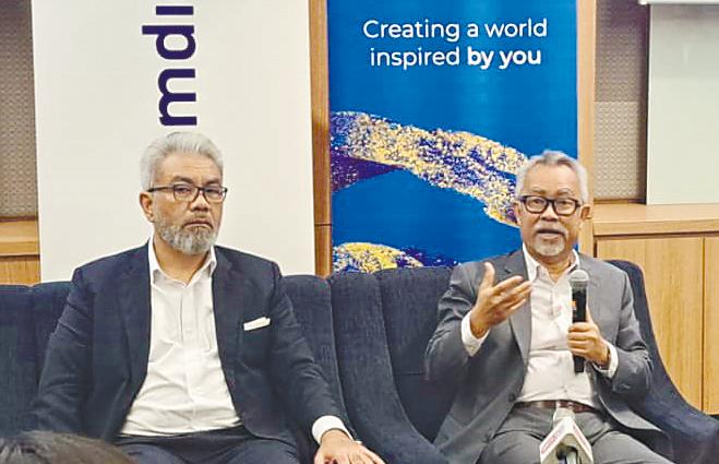 CelcomDigi chief enterprise business officer Afizulazha Abdullah (left) and Idham during the press conference.
